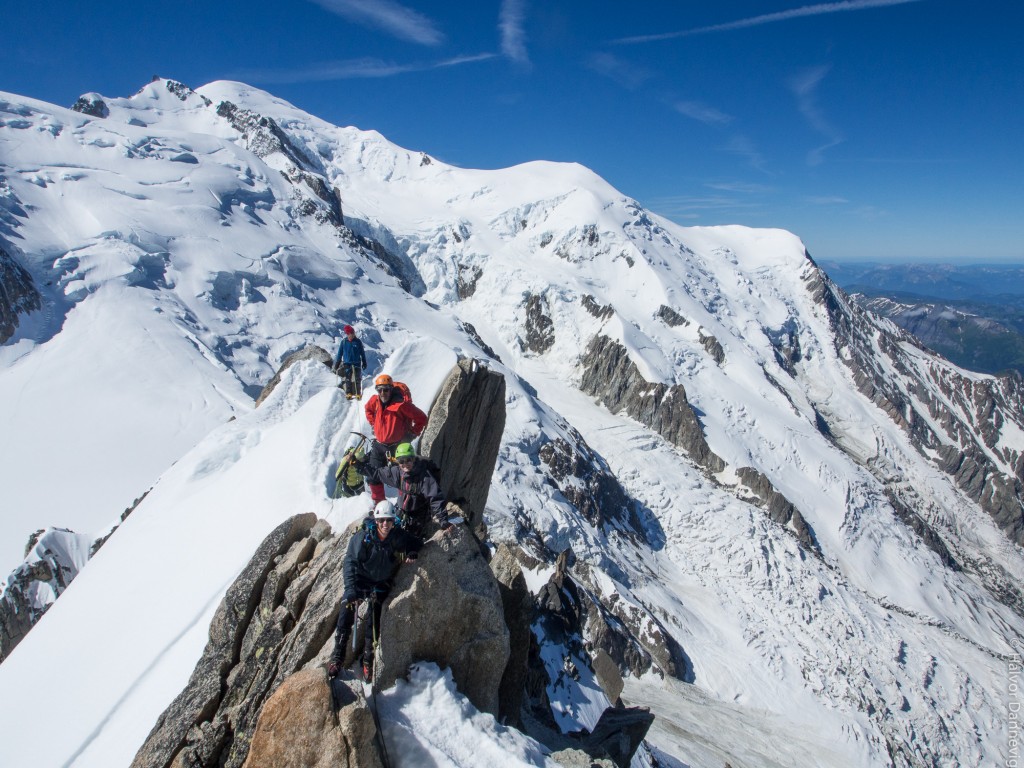 Cosmiquesryggen med Mont Blanc i bakgrunnen. Normalveien via Aiguille de Gouter følger i grove trekk horisonten fra høyre Foto: Halvor Dannevig