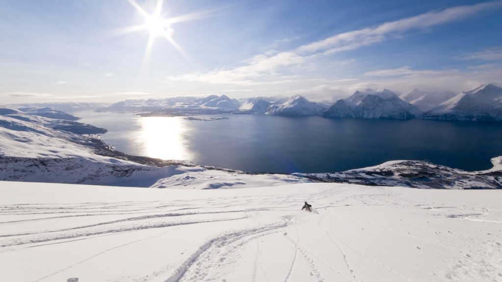 Skiing to the fjord. Foto: Boreal Yachting